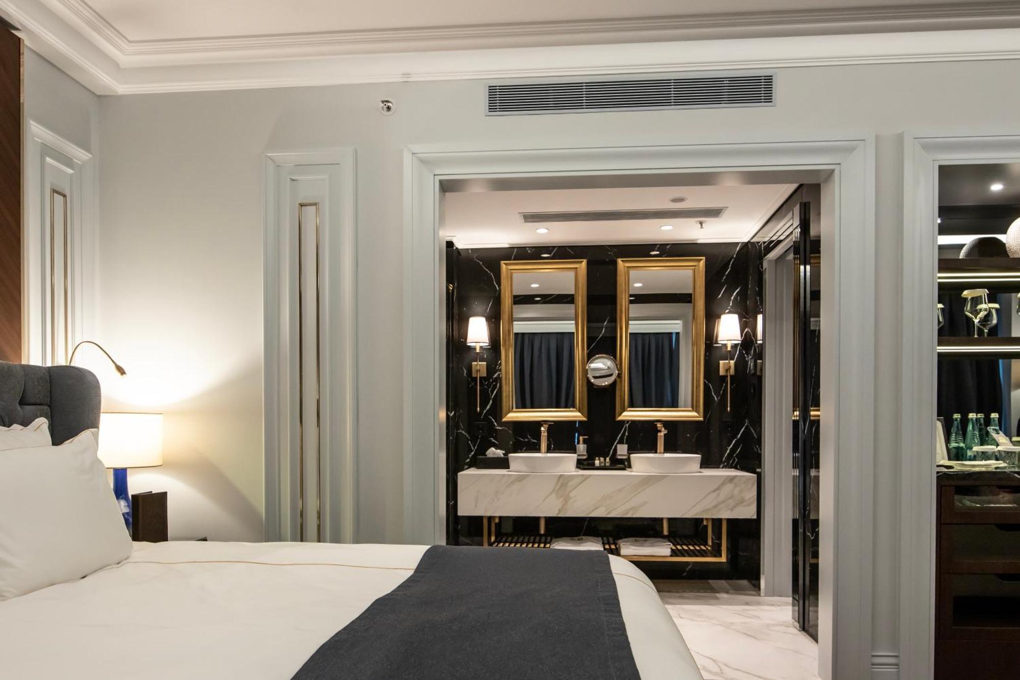 Xheko Imperial Luxury Hotel & Spa Tirana Zewnętrze zdjęcie A suite at the hotel