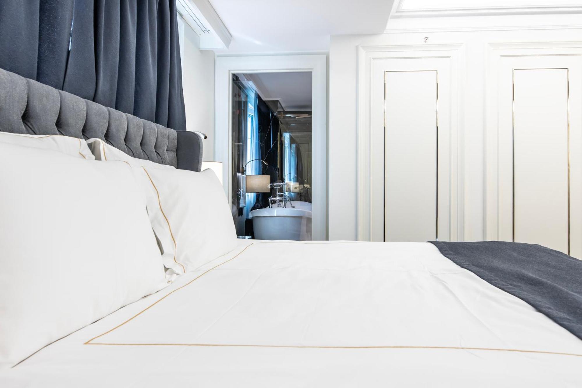 Xheko Imperial Luxury Hotel & Spa Tirana Zewnętrze zdjęcie A bedroom at the hotel