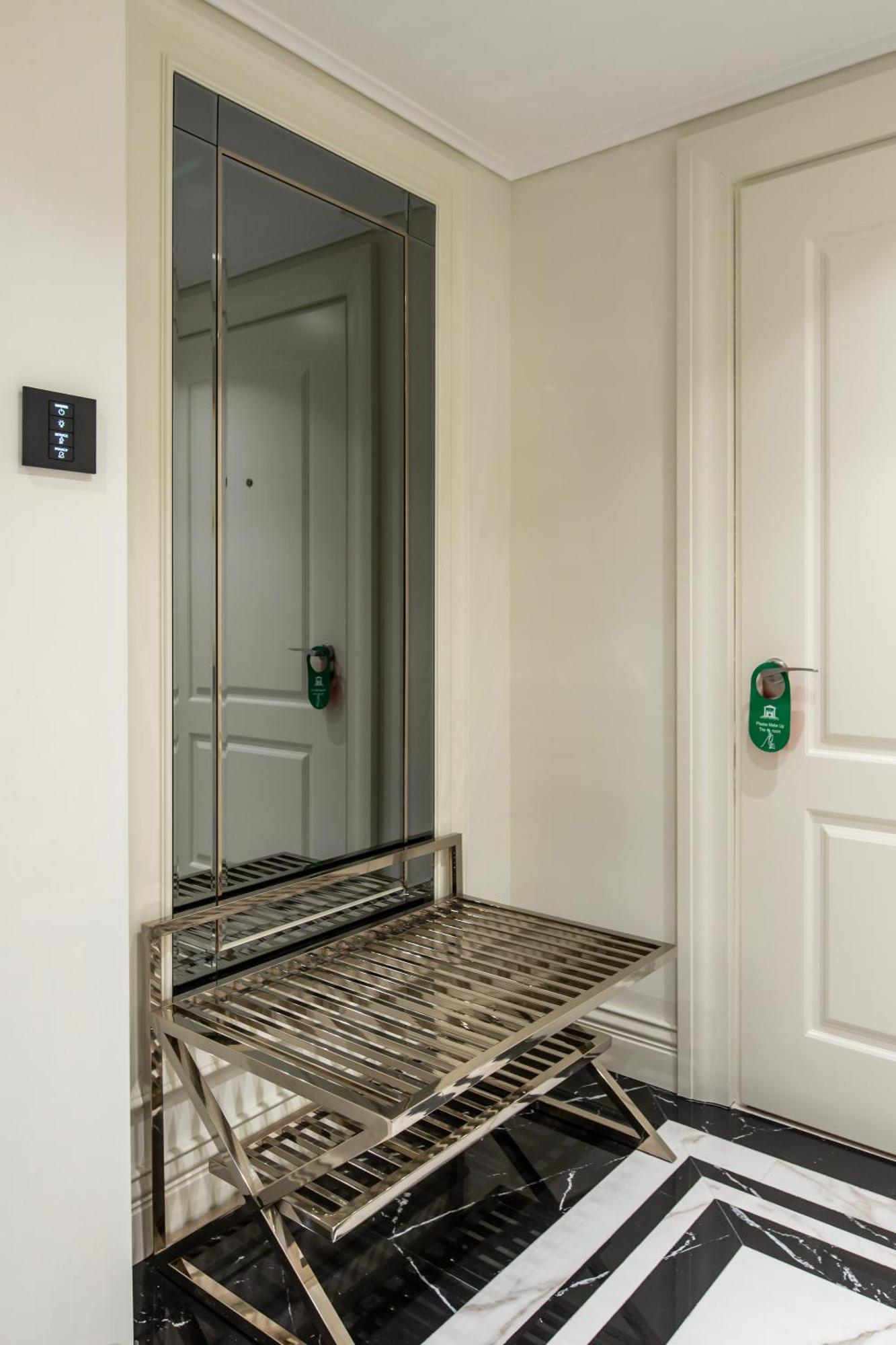 Xheko Imperial Luxury Hotel & Spa Tirana Zewnętrze zdjęcie A door viewer