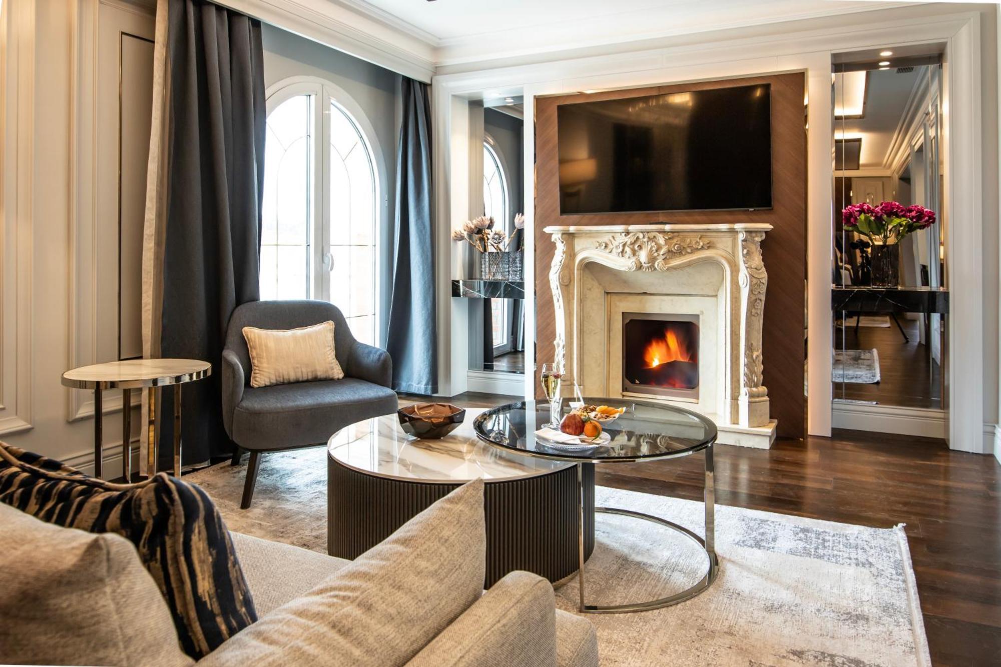Xheko Imperial Luxury Hotel & Spa Tirana Zewnętrze zdjęcie The living room of a suite at the Mandarin Oriental, Paris