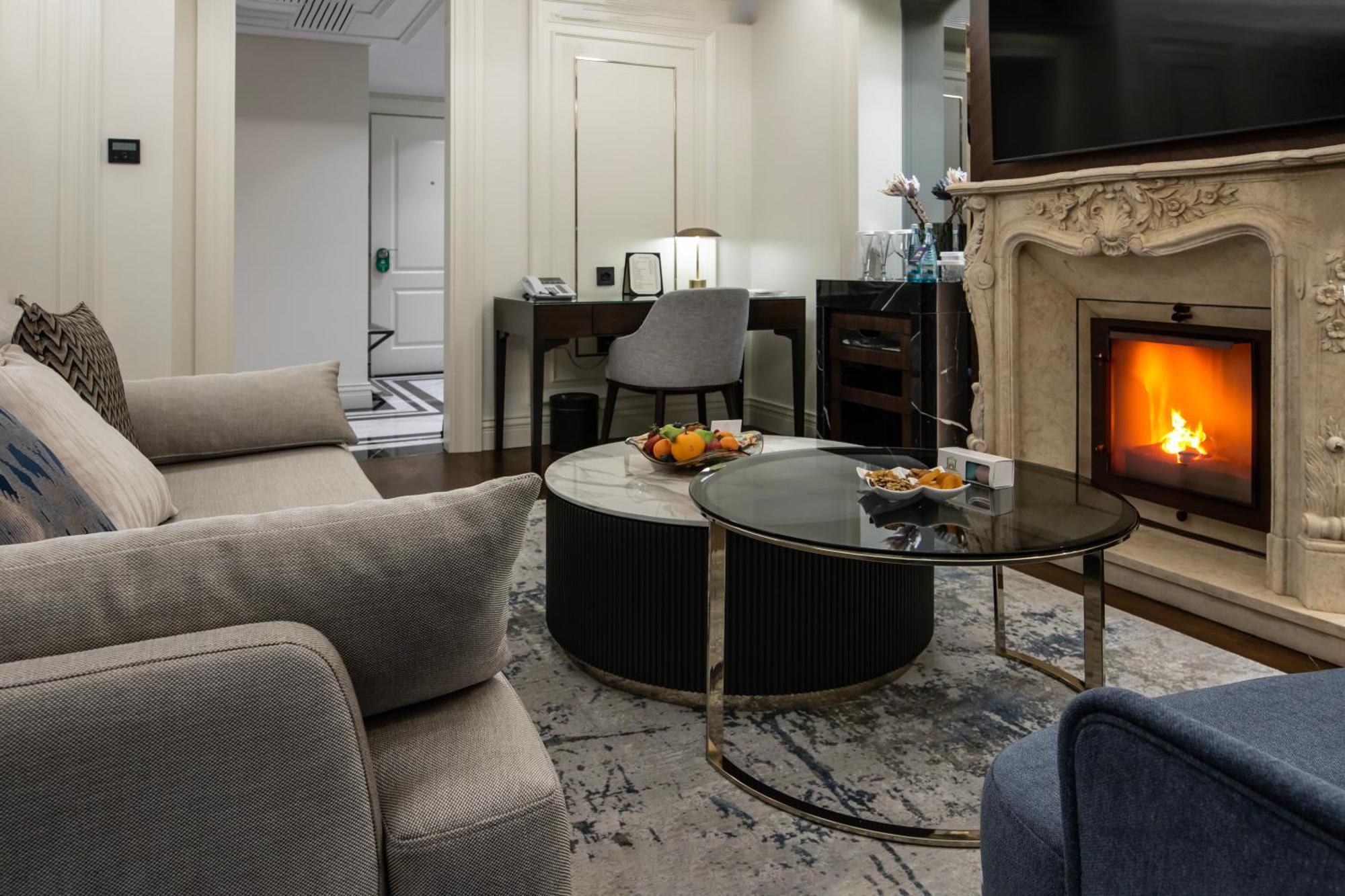 Xheko Imperial Luxury Hotel & Spa Tirana Zewnętrze zdjęcie A living room in a suite at the Ritz-Carlton, Moscow