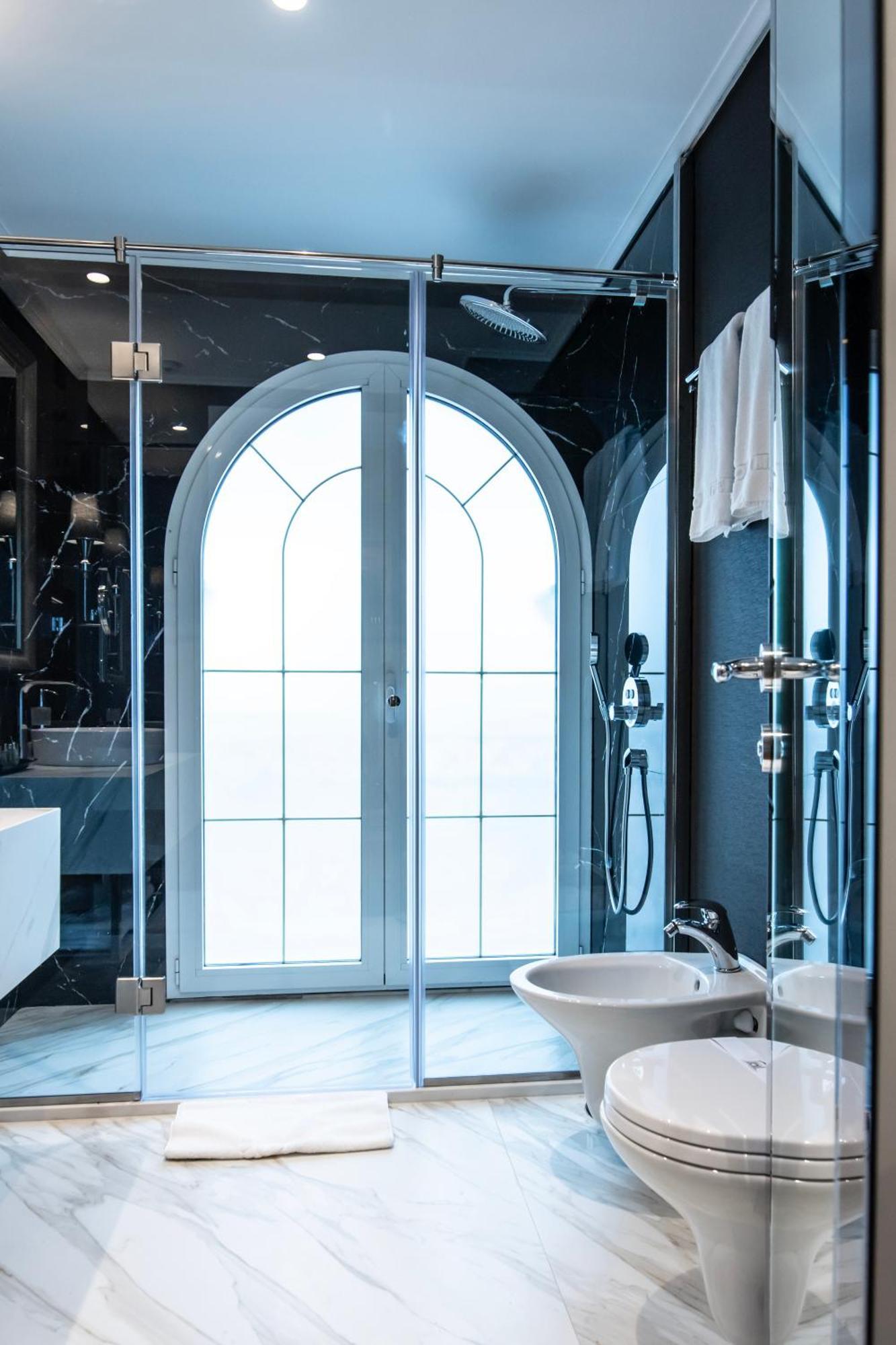 Xheko Imperial Luxury Hotel & Spa Tirana Zewnętrze zdjęcie A modern bathroom